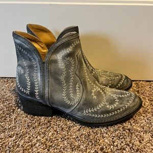 These Sterling River gray leather western booties are BRAND NEW! so cute!